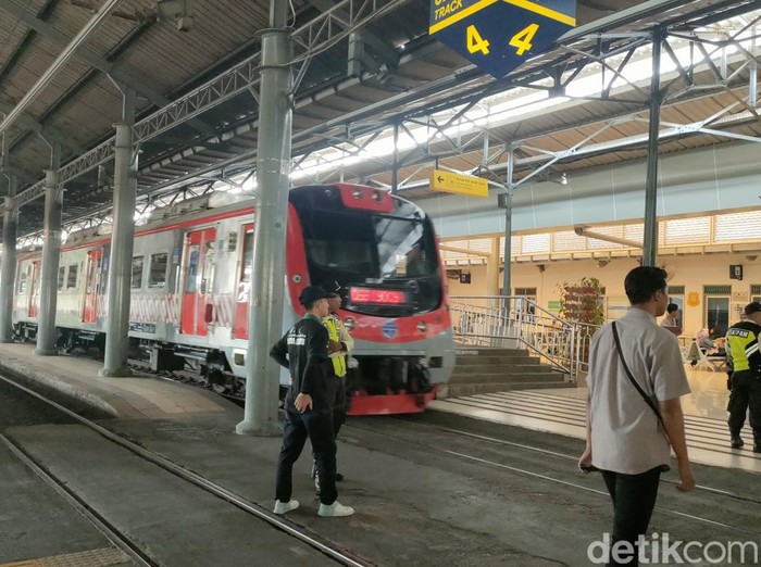 KRL Solo-Jogja di Stasiun Balapan, Jumat (22/12/2023)