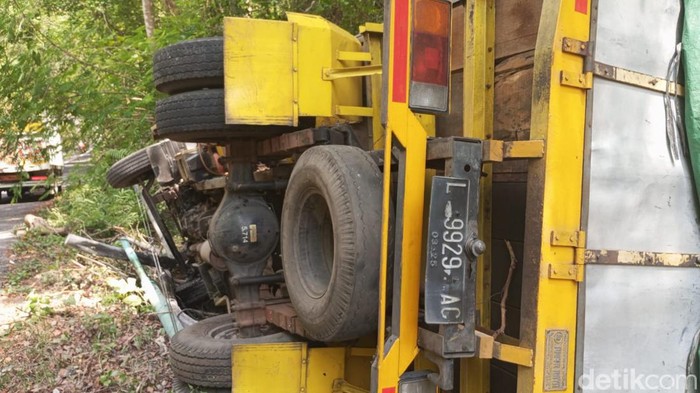 Truk muatan pupuk cair yang terguling di Jalan Kaliurang, Dlingo, Bantul, Jumat siang (22/12/2023).