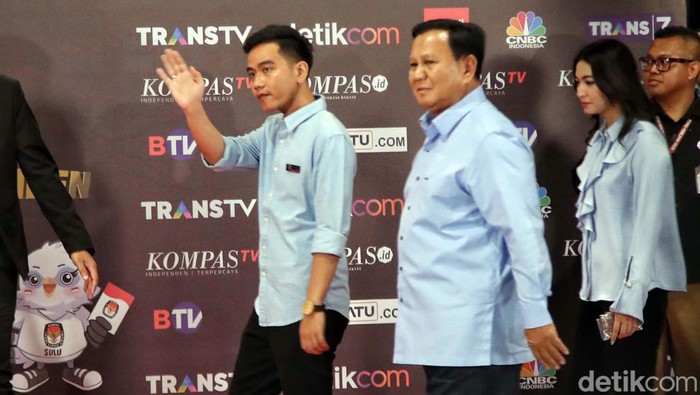 Lambaian Tangan Tiga Paslon Capres Cawapres Tiga Paslon Capres Cawapres 2024 telah tiba di JCC Senayan, Jakarta, ikut ikuti debat Cawapres 2024. Ini momennya.