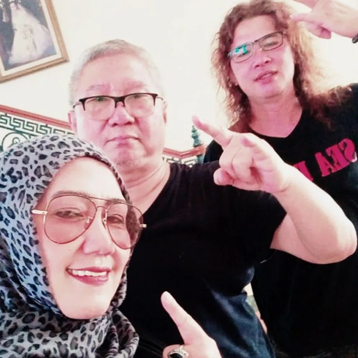 Log Zhelebour merupakan seorang produser musik rock. Banyak rock star yang pernah merasakan sentuhan tangan dingin Log, termasuk beberapa lady rocker.