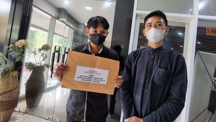 LSM Gerakan Masyarakat Anti Maksiat (LSM Gemak) menyambangi Sekretariat MKD DPR RI. Mereka mengadukan anggota DPR Nusyirwan Soejono.