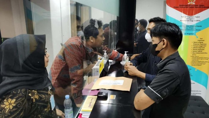 LSM Gerakan Masyarakat Anti Maksiat (LSM Gemak) menyambangi Sekretariat MKD DPR RI. Mereka mengadukan anggota DPR Nusyirwan Soejono.