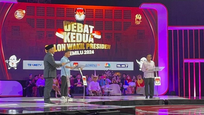 Mahfud berganti kostum jelang akhir debat Cawapres (Anggi/detikcom)