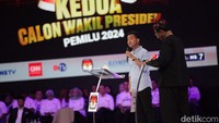 Mahfud kemudian menanggapi Gibran soal hilirisasi. Mahfud menyebut soal hilirisasi ada di dalam penguatan ketahanan ekonomi nasional.
