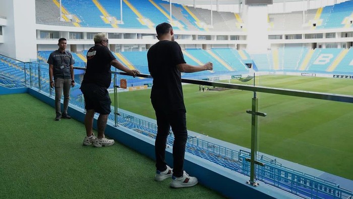 Manager Boreno FC Dandri Daud Dauri saat berkunjung ke Stadion Batakan.