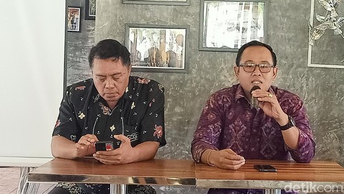 Manager Komunikasi PT PLN (Persero) UID Bali I Made Arya (kanan) saat memberi keterangan pers, Jumat (22/12/2023).