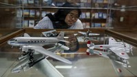 Di museum itu pengunjung juga bisa melihat miniatur pesawat tempur TNI AU. 