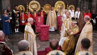 Charles resmi dimahkotai oleh Uskup Agung Canterbury Justin Welby yang menempatkan Mahkota St Edward di kepalanya. Uskup Agung Canterbury telah meminta Raja Charles untuk meneguhkan bahwa dia akan menegakkan hukum dan Gereja Inggris selama masa pemerintahannya. Victoria Jones/Pool via REUTERS.