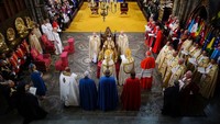 Charles menjadi raja Inggris tertua yang mengenakan Mahkota St Edward berusia 360 tahun di kepalanya. Dia menjadi penguasa Kerajaan Inggris ke-40 yang dimahkotai di Westminster Abbey sejak tahun 1066. Aaron Chown/Pool via REUTERS.