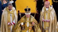 Raja Charles III dinobatkan sebagai Raja Inggris pada Sabtu (6/5), dalam acara seremonial terbesar di Inggris selama tujuh dekade. Raja Charles III menggantikan Ratu Elizabeth II yang meninggal pada 8 September 2022. Andrew Matthews/Pool via REUTERS.