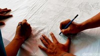 Beberapa tahapan yang mereka lakukan seperti membuat motif diatas kain putih secara manual, dilanjutkan dengan menebalkan motif menggunakan lilin, memberikan pewarnaan pada motif hingga menjadi kain batik sempurna.