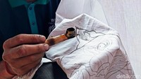 Mereka juga terlihat lihai menggunakan canting saat melakukan proses membatik.