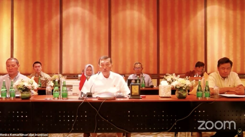Menko Marves Luhut Binsar Pandjaitan dalam Konferensi Pers Evaluasi Kinerja 2023 Menuju Indonesia Emas 2045. (Tangkapan Layar Youtube  Kemenko Bidang Kemaritiman dan Investasi RI)