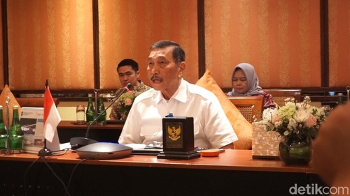 Menko Marves Luhut Binsar Pandjaitan menyampaikan evaluasi kinerja selama 2023, Jumat (22/12/2023) di kawasan Kuta Selatan, Kabupaten Badung, Bali. (Agus Eka detikBali)