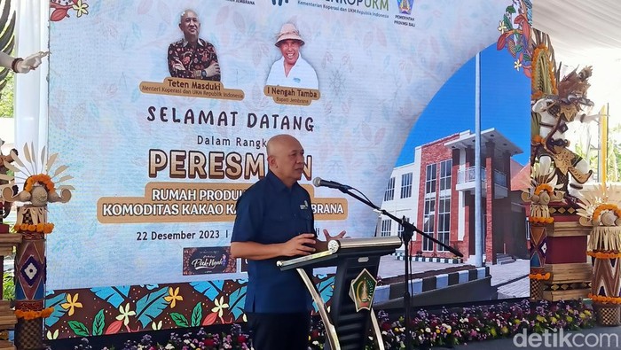 Menteri Koperasi dan Usaha Kecil dan Menengah Teten Masduki saat peresmian Rumah Produksi Bersama (RPB) Komoditas Kakao Jembrana di Desa Kaliakah, Kecamatan Negara, Jembrana, Bali, Jumat (22/12/2023). (I Putu Adi Budiastrawan/detikBali)