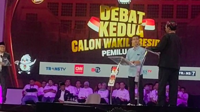 Momen capres nomor urut 1 Anies Baswedan mengangguk saat cawapres nomor urut 3 Mahfud Md menilai cawapres nomor urut 2 Gibran Rakabuming Raka menjawab soal infrastruktur tak sesuai pertanyaan.