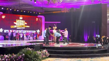 Momen Gibran Salami Anies dan Ganjar Usai Debat Kedua Berakhir