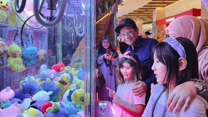 Momen Mahfud main bersama cucunya di mal
