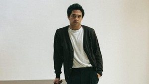 Setelah meledak dengan Penjaga Hati, Nadhif Basalamah membuktikan dirinya jauh dari sekadar one-hit wonder. Karyanya, seperti Bergema Sampai Selamanya dan EP Isi Kepala, menampilkan eksplorasi suara yang lebih megah dan puitis, bikin statusnya sebagai ikon musik syahdu makin kuat. Foto: Istimewa