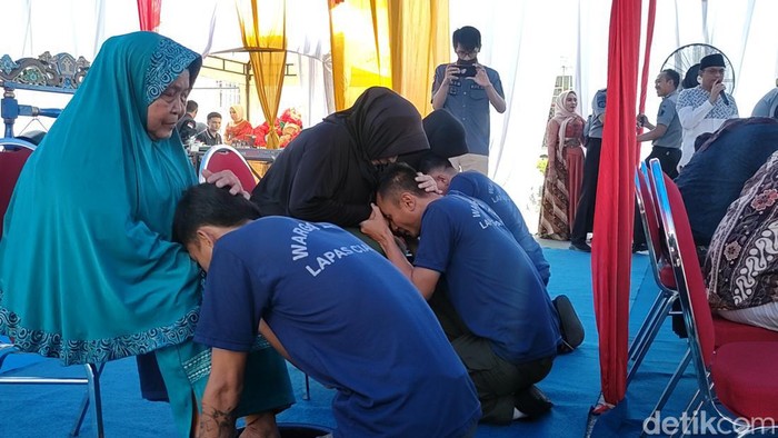 Narapidana lapas Cianjur bersihkan kaki ibunya