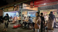 Nasi Goreng Babat Hengky ini sudah ada sejak 1988. Banyaknya penggemar nasi goreng ini membuat warung selalu dipadati antrean pembeli. Foto: detikcom