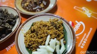 Seporsi nasi goreng babat di sini dibanderol Rp 45.000. Porsinya terbilang banyak, dengan isian babat yang royal dan potongannya besar-besar. Foto: detikcom