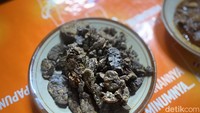 Agar lebih spesial, tersedia paru goreng. Satu porsinya dibanderol Rp 100.000 dengan porsi satu piring munjung. Cukup dimakan untuk 4 orang. Foto: detikcom
