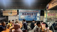 Warung nasi goreng legendaris ini berlokasi di Jalan Puri Anjasmoro Blok K, Tawangsari, Semarang Barat. Foto: detikcom