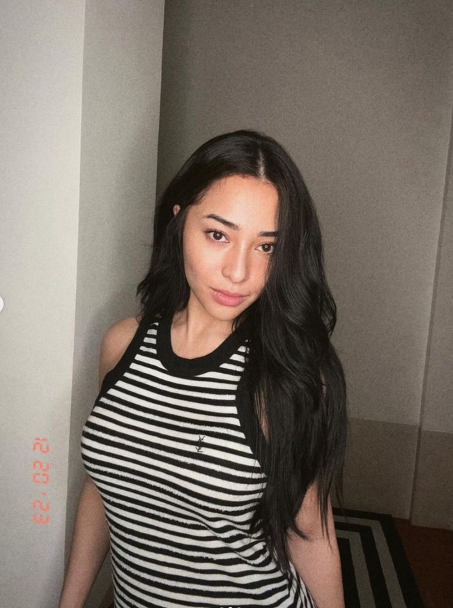 Tampil santai mengenakan tanktop garis-garis, Nikita tampak berpose ke arah kamera sambil memamerkan rambut panjangnya yang terurai. Penampilan terbaru Nikita itu membuatnya langsung banjir pujian netizen. Dengan gaya rambut tersebut ibu Issa Xander itu dipuji makin cantik dan terlihat bak ABG. Foto: Instagram/@nikitawillyofficial94