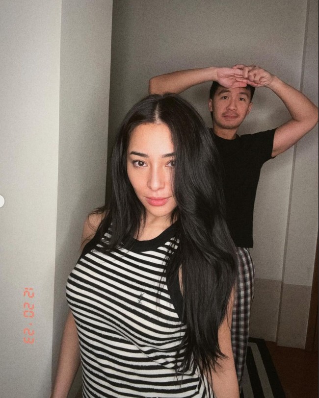 Di slide terakhir juga terlihat sang suami, Indra Priawan yang berdiri di belakang Nikita Willy. “Ini mah Kaka sama abangnya ISA,” komentar salah seorang netizen. Foto: Instagram/@nikitawillyofficial94
