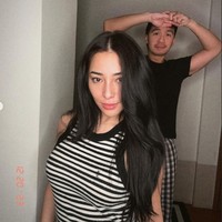 Di slide terakhir juga terlihat sang suami, Indra Priawan yang berdiri di belakang Nikita Willy. “Ini mah Kaka sama abangnya ISA,” komentar salah seorang netizen. Foto: Instagram/@nikitawillyofficial94