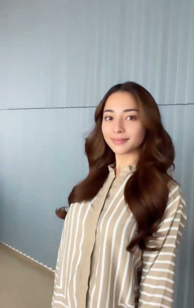 Dari keterangan unggahan diketahui jika Nikita mengubah gaya rambutnya dengan bantuan hair stylist Rangga Yusuf. Rupanya Nikita terlebih dahulu melakukan hair extension sebelum mengecat rambutnya. Foto: Instagram/@hairbyranggayusuf