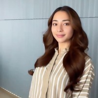 Dari keterangan unggahan diketahui jika Nikita mengubah gaya rambutnya dengan bantuan hair stylist Rangga Yusuf. Rupanya Nikita terlebih dahulu melakukan hair extension sebelum mengecat rambutnya. Foto: Instagram/@hairbyranggayusuf