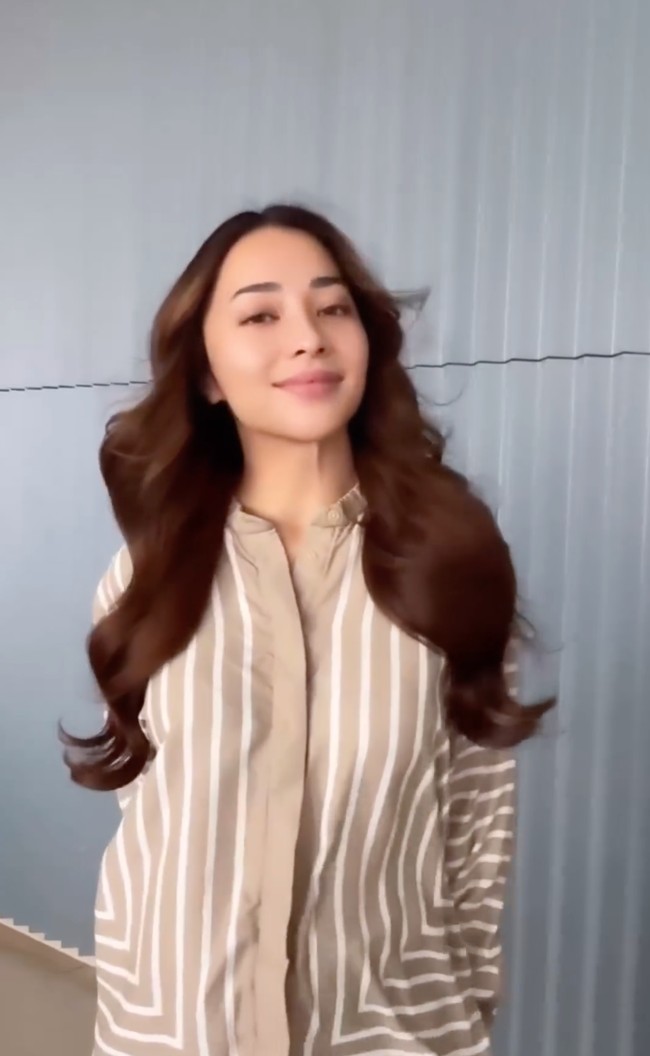 Memilih warna dark brown atau coklat tua, rambut Nikita kini terlihat semakin menawan dan sehat. Ditambah dengan catokan bergelombang, penampilan hot mom yang satu ini jadi semakin bikin terpana. Foto: Instagram/@hairbyranggayusuf