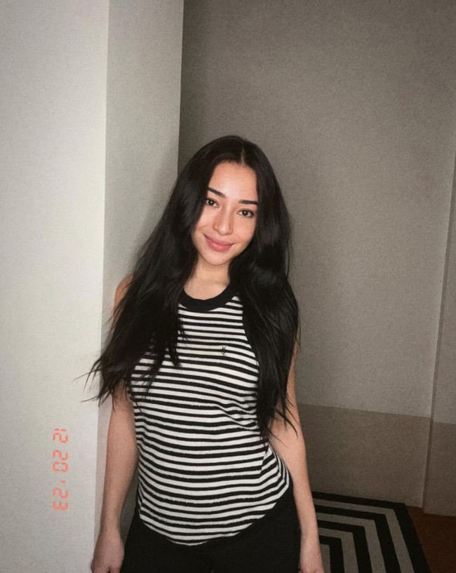 Melalui akun Instagram pribadinya Nikita Willy membagikan foto-foto dirinya dengan gaya rambut baru. Di dalam foto terlihat rambut Nikita jadi lebih panjang dan tebal, serta berwarna gelap. Foto: Instagram/@nikitawillyofficial94