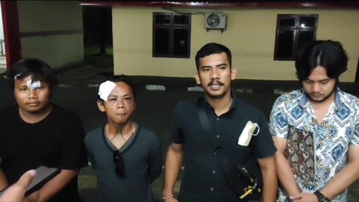 Jona Banjarnahor (dua dari kiri) bersama kuasa hukumnya saat buat laporan ke Polda Sumut. (Foto: Istimewa)