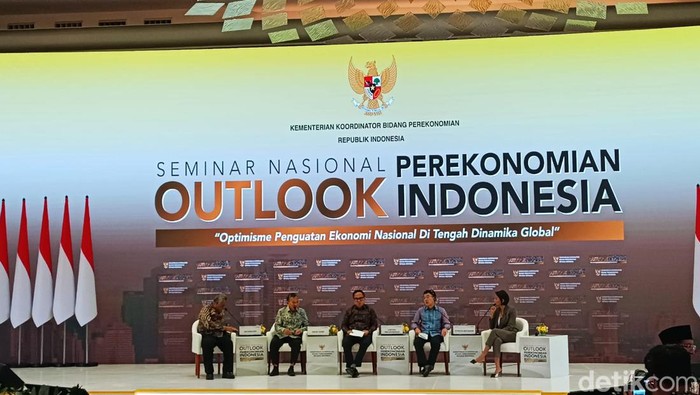 Outlook Perekonomian Indonesia 2024 di Hotel St Regis, Jakarta Pusat