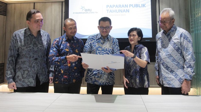 Paparan Publik Tahunan OASA 2023 Direktur Utama/CEO OASA Bobby Gafur Umar (tengah), Direktur PT Maharaksa Biru Energi Tbk (OASA) Noor Romawibowo (kiri), Direktur OASA Cendy Hadiputranto (kedua kiri), Direktur OASA Chandra Devi (kedua kanan), dan Direktur OASA Tri Widjajanto Joedosastro (kanan) berbincang sebelum Paparan Publik Tahunan OASA, di Jakarta, Jumat (22/12/2023). Indikator keuangan PT Maharaksa Biru Energi Tbk (OASA) menjelaskan, tahun 2023 Perseroan berhasil membalikkan rugi menjadi laba yang meroket 102 persen dan membukukan pendapatan usaha sebesar Rp30,31 miliar atau naik 3.688 persen dibanding perolehan pendapatan usaha tahun sebelumnyan yang hanya Rp808,5 juta. ANTARA FOTO/Reno Esnir/rwa.