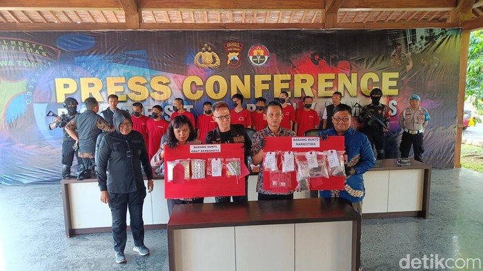Para pengedar narkoba diamankan pihak kepolisian di Mapolresta Banyumas, Jumat (22/12/2023).