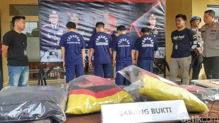 Para tersangka pengeroyokan TS (54), EH (21), DS (26), dan AS (27) saat diamankan polisi.