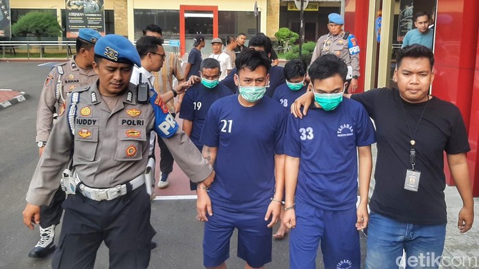 Para tersangka pengeroyokan TS (54), EH (21), DS (26), dan AS (27) saat diamankan polisi.