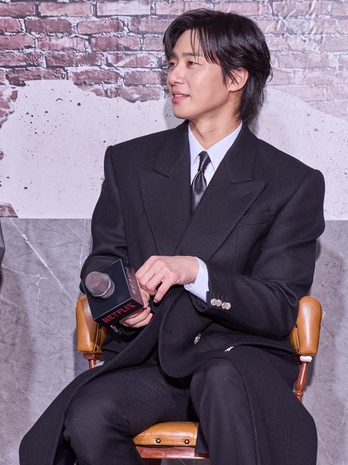 Park Seo Joon, pemain drama Korea Netflix Gyeongseong Creature menghadiri konferensi pers di Seoul pada Selasa (19/12/2023)