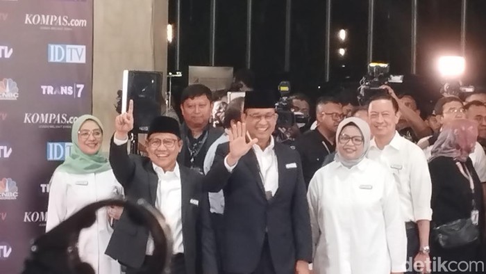 Pasangan Anies Baswedan dan Muhaimin Iskandar (Cak Imin) tiba Jakarta Convention Center (JCC) jelang debat calon wakil presiden (cawapres). (dok detikcom)