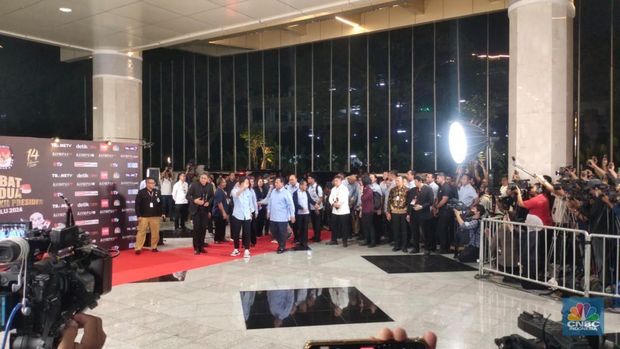 Pasangan nomor urut 2 Prabowo-Gibran tiba di lokasi debat cawapres di JCC. Keduanya mengenakan kemeja biru. (վ/Rosseno Aji Nugroho)