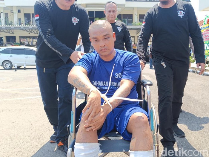 Pelaku begal yang beraksi di 10 lokasi, P (38) alias Pilak, diamankan tim Satreskrim Polresta Cilacap. Pilak dihadirkan dalam jumpa pers Polresta Cilacap, Jumat (22/12/2023).