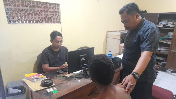 Pelaku curanmor di Pamekasan saat diserahkan ke kantor polisi