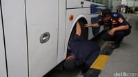 Pengecekan tersebut meliputi kondisi ban, rem, masa berlaku KIR, lampu, sabuk pengaman, fungsi klakson, spion, tangga untuk penumpang, dan pintu darurat.