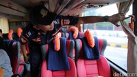 Lalu alat pemadam api ringan (APAR), fungsi pembersih kaca (wiper), hingga ketersediaan alat pemecah kaca untuk keperluan darurat.