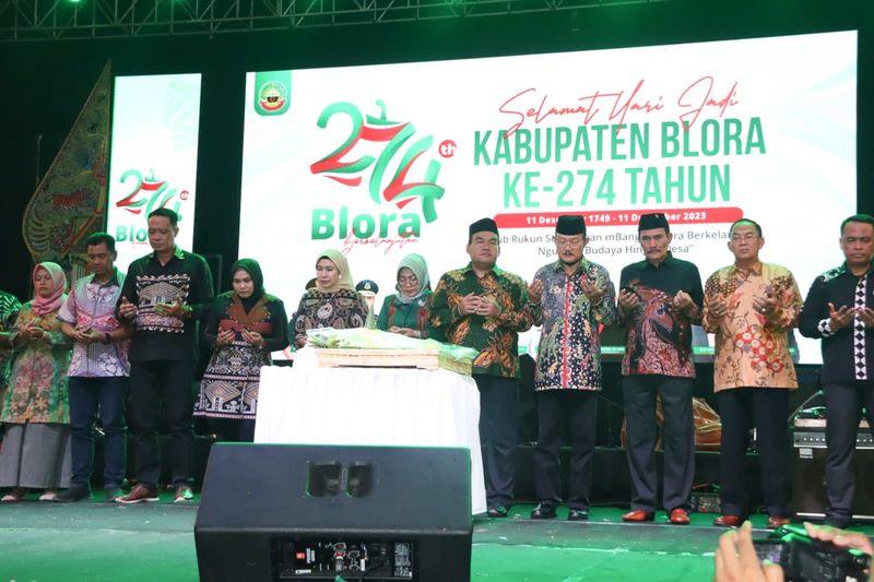 Pemerintah Kabupaten Blora menggelar puncak resepsi Hari Jadi Kabupaten Blora ke-274 tahun di Lapangan Kridosono, Blora, pada Jumat (15/12/2023).