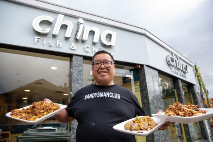 Gembira Sambut Natal, Pemilik Restoran Ini Berbagi Makanan Gratis